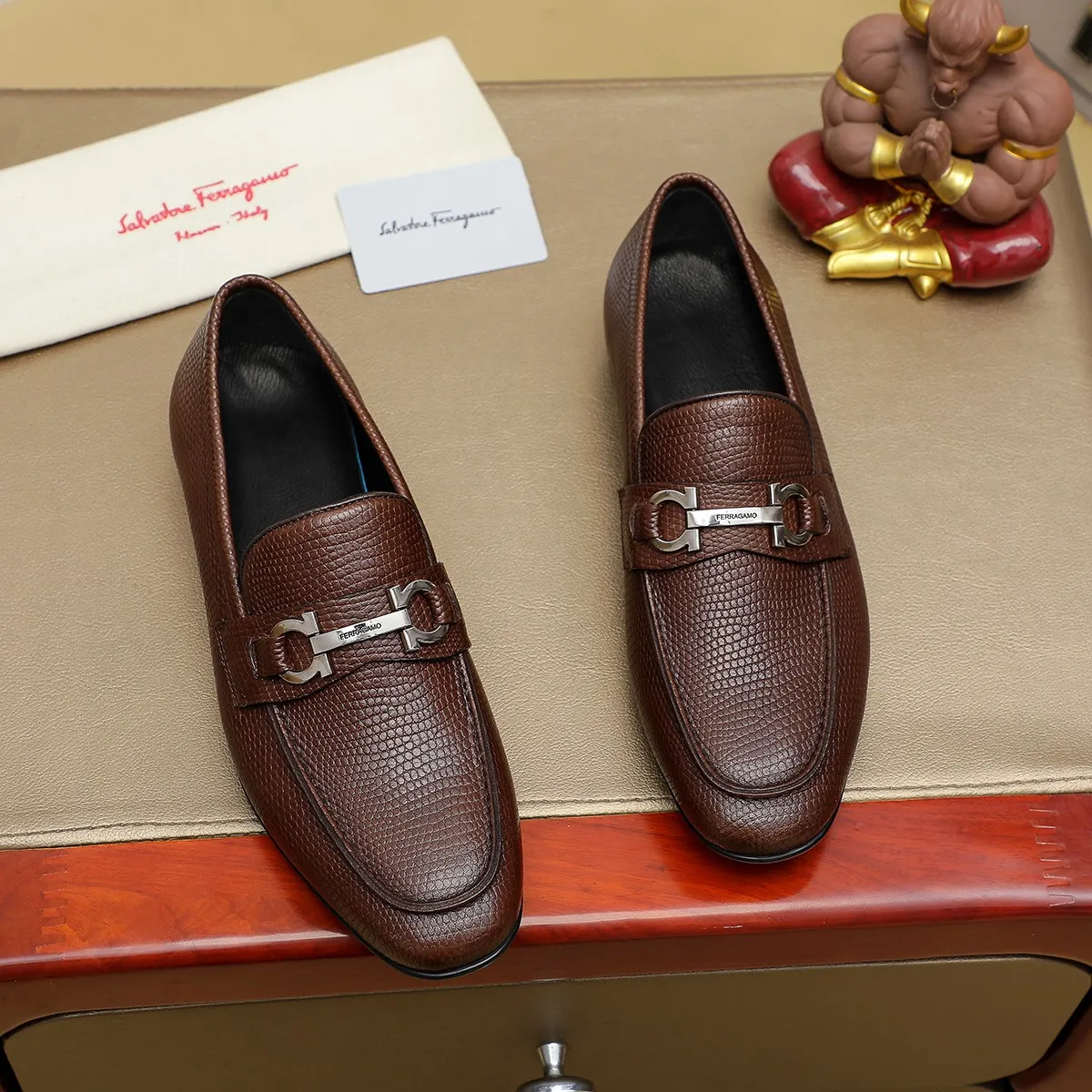 Men's shoes 250 🕷🕷🐂【Ferragamo】Ferragamo Popular fashionable casual shoes🇨🇳Official website counter 1:1 production, original mold opening💯Good quality can be seen, imported high-end first-layer pebbled calfskin, water-dyed🐂leather lining🌿very clear texture, high-quality waterproof, non-slip and wear-resistant outsole🎋high quality and low price, truly handmade🍓, color optional! Code number 38-44 (45. To be customized)